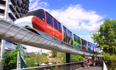 sydney-monorail-coming-into-darling-park-station
